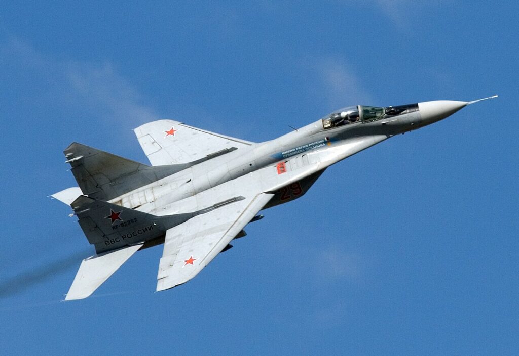 Ουκρανικό MiG-29 καταρρίπτει ρωσικό drone Geran αλλά θραύσματα κτυπούν και το ίδιο (βίντεο)