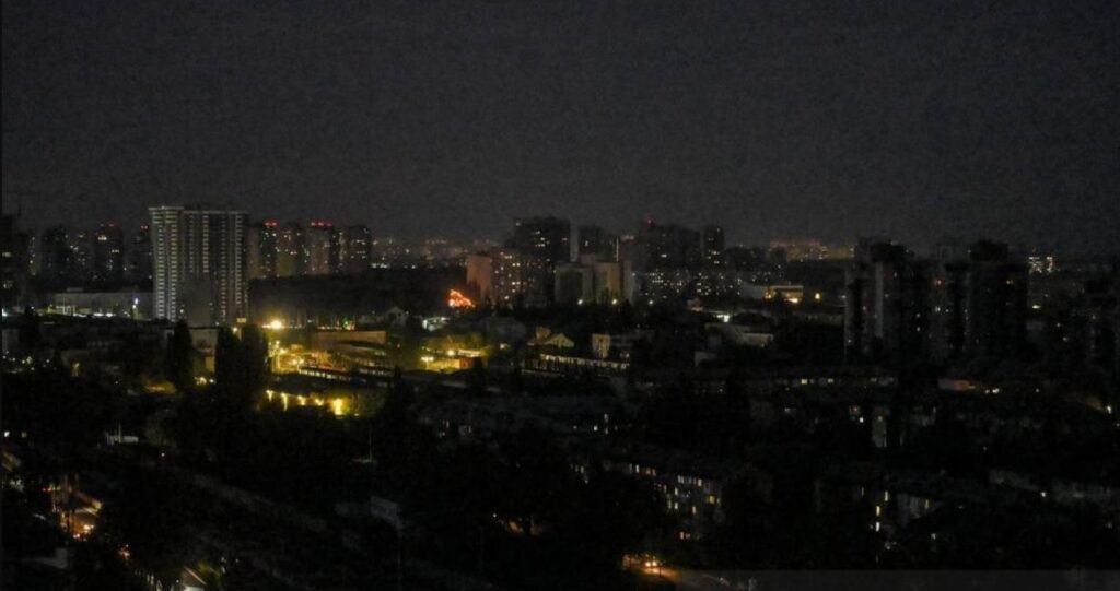 Δείτε φωτογραφίες: Μπλακ άουτ στο Κίεβο, σειρήνες στην πόλη – Αναμένουν σφοδρή πυραυλική επίθεση