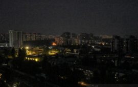 Δείτε φωτογραφίες: Μπλακ άουτ στο Κίεβο, σειρήνες στην πόλη – Αναμένουν σφοδρή πυραυλική επίθεση