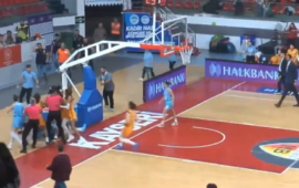 Τουρκία: Άγριο ξύλο σε αγώνα μπάσκετ γυναικών – Γροθιές και μαλλιοτραβήγματα στο παρκέ (βίντεο)