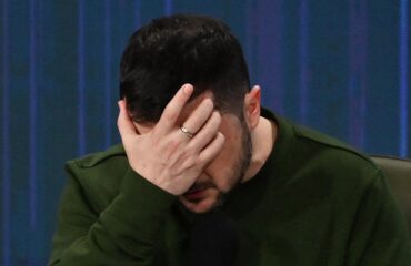 Αιφνιδιασμένος ο  Ζελένσκι από  τη συμφωνία Τραμπ-Πούτιν