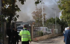 Σε εξέλιξη η κατάσβεση πυρκαγιάς σε δύο βιοτεχνίες ρούχων στο Αιγάλεω (φωτό)