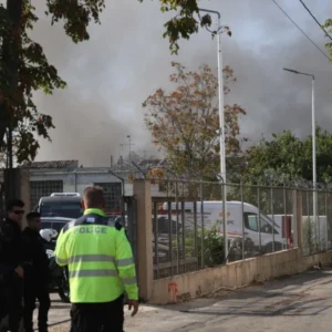 Σε εξέλιξη η κατάσβεση πυρκαγιάς σε δύο βιοτεχνίες ρούχων στο Αιγάλεω (φωτό)