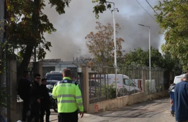 Σε εξέλιξη η κατάσβεση πυρκαγιάς σε δύο βιοτεχνίες ρούχων στο Αιγάλεω (φωτό)