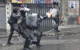 Εγχώριες αντιδράσεις: Σε ποια χώρα οι ΗΠΑ στέλνουν σωρεία δακρυγόνων για να πνίξουν τις διαδηλώσεις