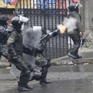 Εγχώριες αντιδράσεις: Σε ποια χώρα οι ΗΠΑ στέλνουν σωρεία δακρυγόνων για να πνίξουν τις διαδηλώσεις