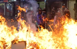 «Χάος» στα Τίρανα: Διαδηλωτές πυρπόλησαν το υπουργείο Παιδείας – Συγκρούσεις με την αστυνομία