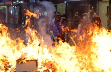 «Χάος» στα Τίρανα: Διαδηλωτές πυρπόλησαν το υπουργείο Παιδείας – Συγκρούσεις με την αστυνομία