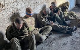 Ουκρανοί στρατιώτες έκαναν το λάθος να αφήσουν Ρώσο κοντά σε τυφέκιο εφόδου (σκληρές εικόνες)