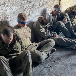 Ουκρανοί στρατιώτες έκαναν το λάθος να αφήσουν Ρώσο κοντά σε τυφέκιο εφόδου (σκληρές εικόνες)
