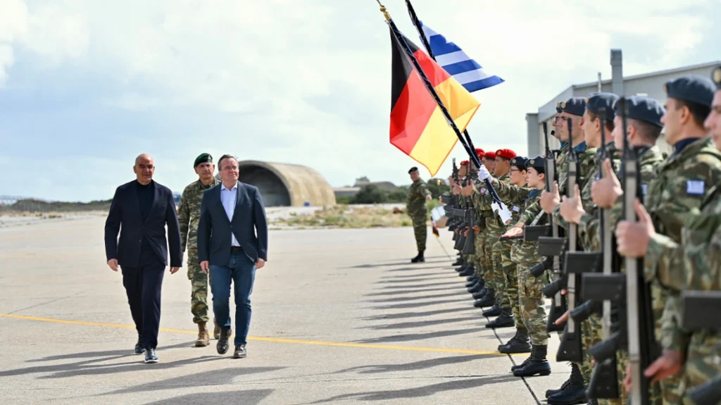 Ν.Δένδιας: Υποδέχθηκε στο Πεδίο Βολής Κρήτης τον Μ.Πιστόριους – Τι συζήτησαν (φωτο)
