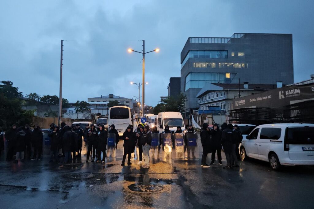 Η τουρκική αστυνομία έκανε έφοδο στο Halk TV – Διακόπηκε το ζωντανό πρόγραμμα (βίντεο)