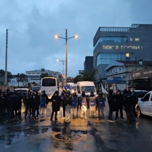 Η τουρκική αστυνομία έκανε έφοδο στο Halk TV – Διακόπηκε το ζωντανό πρόγραμμα (βίντεο)