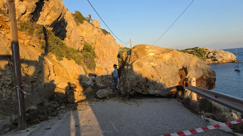 Ρόδος: Μεγάλος βράχος αποκολλήθηκε και έπεσε στον δρόμο που οδηγεί στην παραλία Άντονι Κουίν (φωτο)