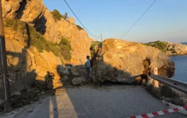 Ρόδος: Μεγάλος βράχος αποκολλήθηκε και έπεσε στον δρόμο που οδηγεί στην παραλία Άντονι Κουίν (φωτο)