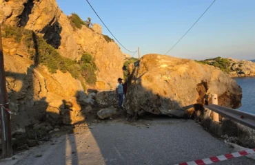 Ρόδος: Μεγάλος βράχος αποκολλήθηκε και έπεσε στον δρόμο που οδηγεί στην παραλία Άντονι Κουίν (φωτο)