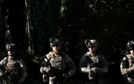 «Πήγαν να τον πνίξουν με κουπί»: Βίντεο με Ουκρανούς συνοριοφύλακες να καταδιώκουν άνδρα