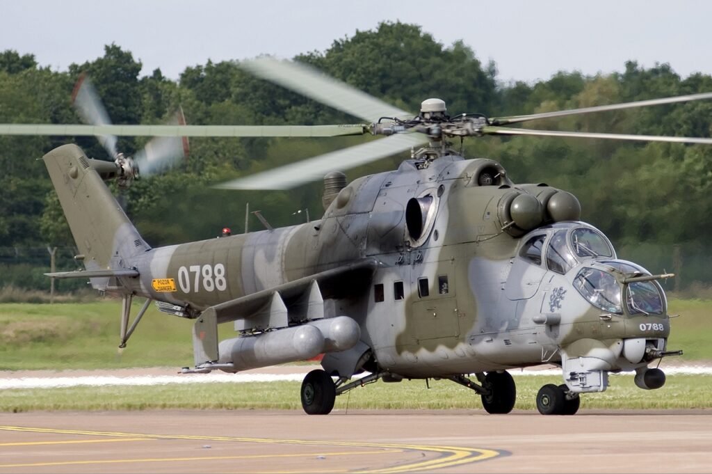 Βίντεο: Eλικόπτερο Mi-24V των ουκρανικών δυνάμεων εκτοξεύει ρουκέτες S-8 κατά ρωσικών θέσεων
