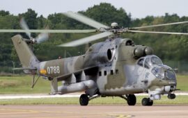 Βίντεο: Eλικόπτερο Mi-24V των ουκρανικών δυνάμεων εκτοξεύει ρουκέτες S-8 κατά ρωσικών θέσεων