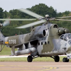 Βίντεο: Eλικόπτερο Mi-24V των ουκρανικών δυνάμεων εκτοξεύει ρουκέτες S-8 κατά ρωσικών θέσεων