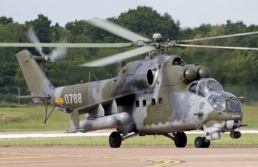 Βίντεο: Eλικόπτερο Mi-24V των ουκρανικών δυνάμεων εκτοξεύει ρουκέτες S-8 κατά ρωσικών θέσεων