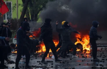 Άγριες συγκρούσεις στα Τίρανα για πέμπτη ημέρα – Χιλιάδες διαδηλωτές ζητούν την παραίτηση του Ε.Ράμα
