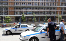 Αστυνομικός άφησε όπλο & εξοπλισμό για να «παίξει» ξύλο με πολίτη!