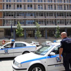 Αστυνομικός άφησε όπλο & εξοπλισμό για να «παίξει» ξύλο με πολίτη!