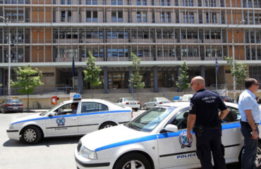 Αστυνομικός άφησε όπλο & εξοπλισμό για να «παίξει» ξύλο με πολίτη!