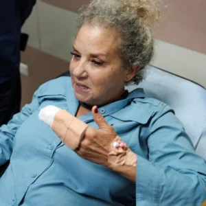 «Με κλωτσούσαν ξανά και ξανά»: Η επίθεση Ισραηλινών εποίκων στη φωτορεπόρτερ της Washington Post