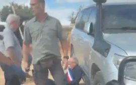 Δυτική Όχθη: H στιγμή που Ισραηλινοί έποικοι επιτίθενται σε Ευρωπαίους διπλωμάτες – Δείτε βίντεο