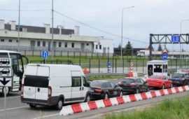 Ουρές χιλιομέτρων στα σύνορα Ουκρανίας-Πολωνίας: Έως και 40 ώρες αναμονής λόγω των ρωσικών πληγμάτων
