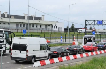 Ουρές χιλιομέτρων στα σύνορα Ουκρανίας-Πολωνίας: Έως και 40 ώρες αναμονής λόγω των ρωσικών πληγμάτων