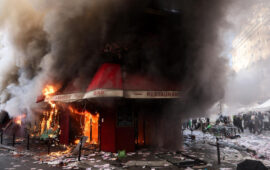 Γαλλία: Σπάνε βιτρίνες και λεηλατούν τα καταστήματα με τα πολυτελή είδη (βίντεο)