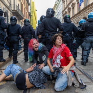 Μιλάνο: Νέα επεισόδια από κουκουλοφόρους – Έσπασαν καταστήματα και συγκρούστηκαν με την Αστυνομία