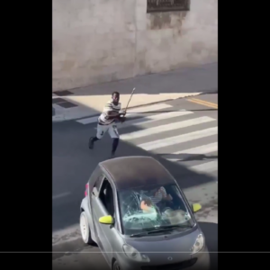 Γηγενείς Ιταλοί μαθαίνουν σε Αφρικανό παράνομο μετανάστη γιατί δεν πρέπει να επιτίθεται με βέργα