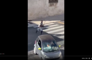 Γηγενείς Ιταλοί μαθαίνουν σε Αφρικανό παράνομο μετανάστη γιατί δεν πρέπει να επιτίθεται με βέργα