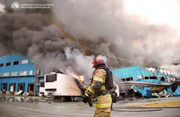 Ουκρανία: Διπλό ρωσικό πλήγμα στο Ντνίπρο – Στις φλόγες το κέντρο της πόλης (βίντεο)