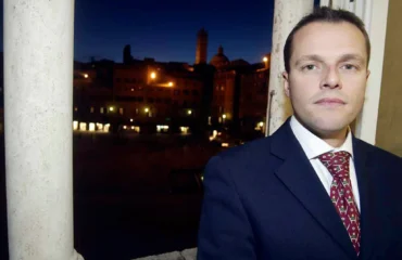 Ιταλία: Κρέμασαν τραπεζικό στέλεχος από το παράθυρο για να τον τρομάξουν και έπεσε στο κενό