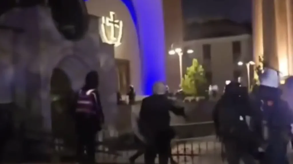 Τίρανα: Άγρια επεισόδια έξω από Καθεδρικό Ναό – Παρέμβαση της Ορθόδοξης Εκκλησίας (βίντεο)
