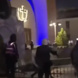 Τίρανα: Άγρια επεισόδια έξω από Καθεδρικό Ναό – Παρέμβαση της Ορθόδοξης Εκκλησίας (βίντεο)