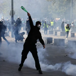 «Βράζει» η Ευρώπη: Διαδηλώσεις και επεισόδια σε Γαλλία, Ιταλία, Πορτογαλία και Αλβανία (βίντεο)