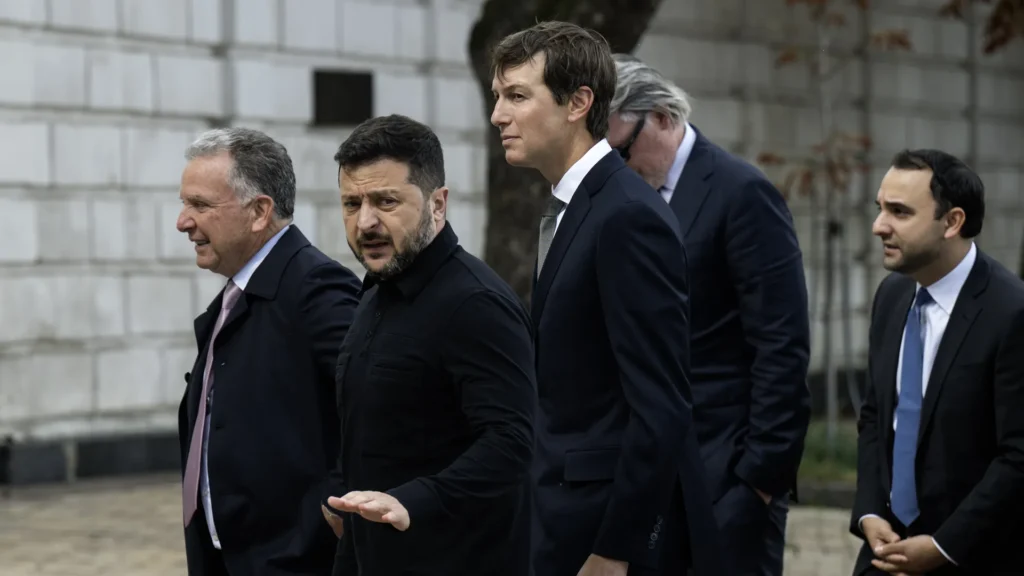 «Σύννεφα» στο Κίεβο: Ο Β.Ζελένσκι λέει «ναι» στο «πάγωμα» των σημερινών εδαφικών γραμμών (βίντεο)