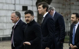 «Σύννεφα» στο Κίεβο: Ο Β.Ζελένσκι λέει «ναι» στο «πάγωμα» των σημερινών εδαφικών γραμμών (βίντεο)