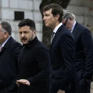 «Σύννεφα» στο Κίεβο: Ο Β.Ζελένσκι λέει «ναι» στο «πάγωμα» των σημερινών εδαφικών γραμμών (βίντεο)