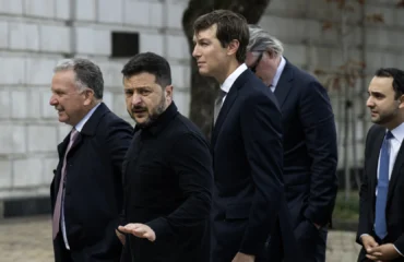 «Σύννεφα» στο Κίεβο: Ο Β.Ζελένσκι λέει «ναι» στο «πάγωμα» των σημερινών εδαφικών γραμμών (βίντεο)