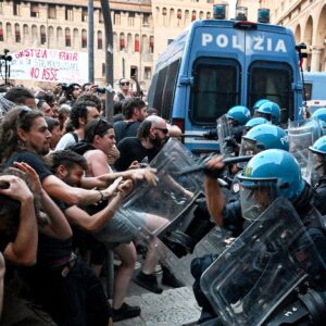 Μπολόνια: Σοκάρουν τα βίντεο από τις ταραχές που συγκλόνισαν την πόλη