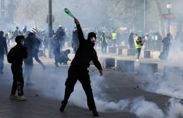Γαλλία: Απαγορεύσεις διαδηλώσεων και έκτακτο συμβούλιο υπό τον Ε.Μακρόν