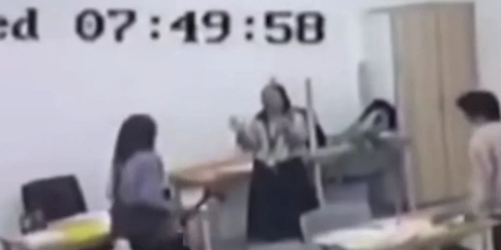 Μαλαισία: Σοκάρει βίντεο με 16χρονο που επιτίθεται με τσεκούρι σε καθηγήτρια (σκληρά πλάνα)