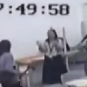 Μαλαισία: Σοκάρει βίντεο με 16χρονο που επιτίθεται με τσεκούρι σε καθηγήτρια (σκληρά πλάνα)